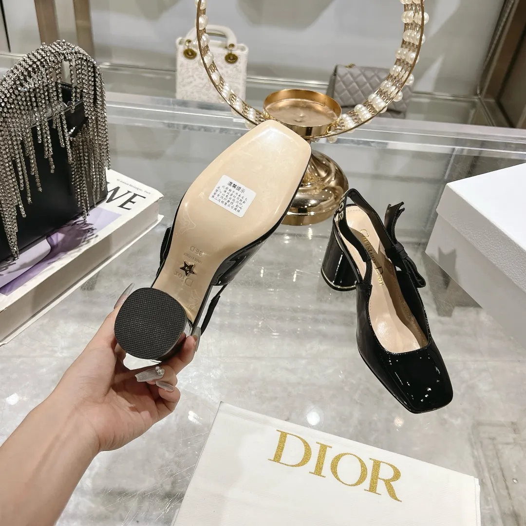 👟👟Ex-factory price 540👟👟Dior 2025 early spring new style Rhodes series women's sandals with special-shaped heel and empty back. Stars' same letter logo with electric embroidery process ➕Hardware buckle high-heeled women's shoes. The outside is decorated with butterflies 🦋knots for decoration, which makes the whole pair of shoes beautiful. 🌟Original development of top-end high-end version Material: imported patent leather upper, water-dyed sheepskin lining, foot pads + Italian leather outsole Heel height: 4cm 7.5cm Size: 35-41 standard code (40.41 customization is not returnable)